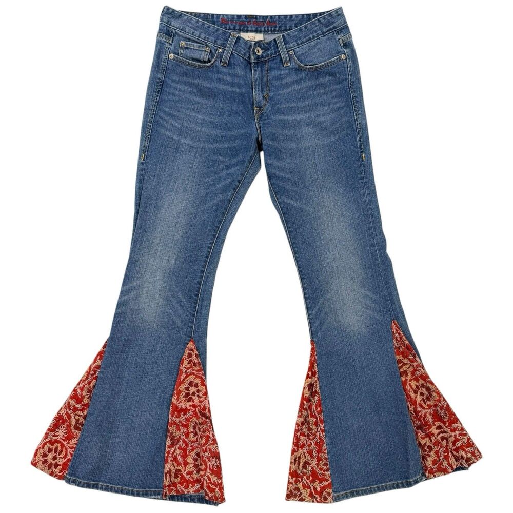Levi’s Women's Size 6M (28W) Upcycled Low Flare‎ 534 Denim Jeans Medium Wash